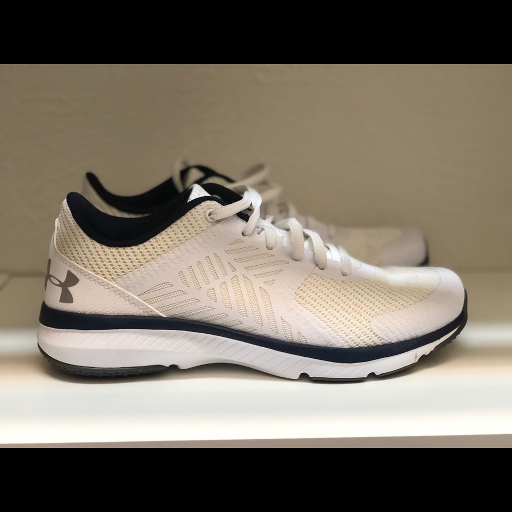 Women Under Armour Walking Shoe . size 8